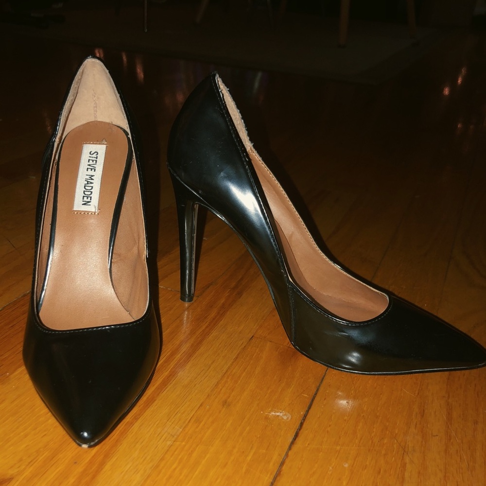 Steve Madden black pointy toe patten pumps